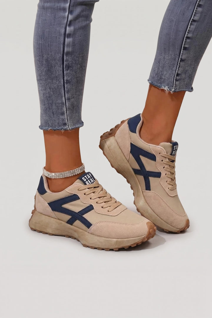 Baskets rétro à bandes contrastées beige et bleu marine, vue de trois quarts