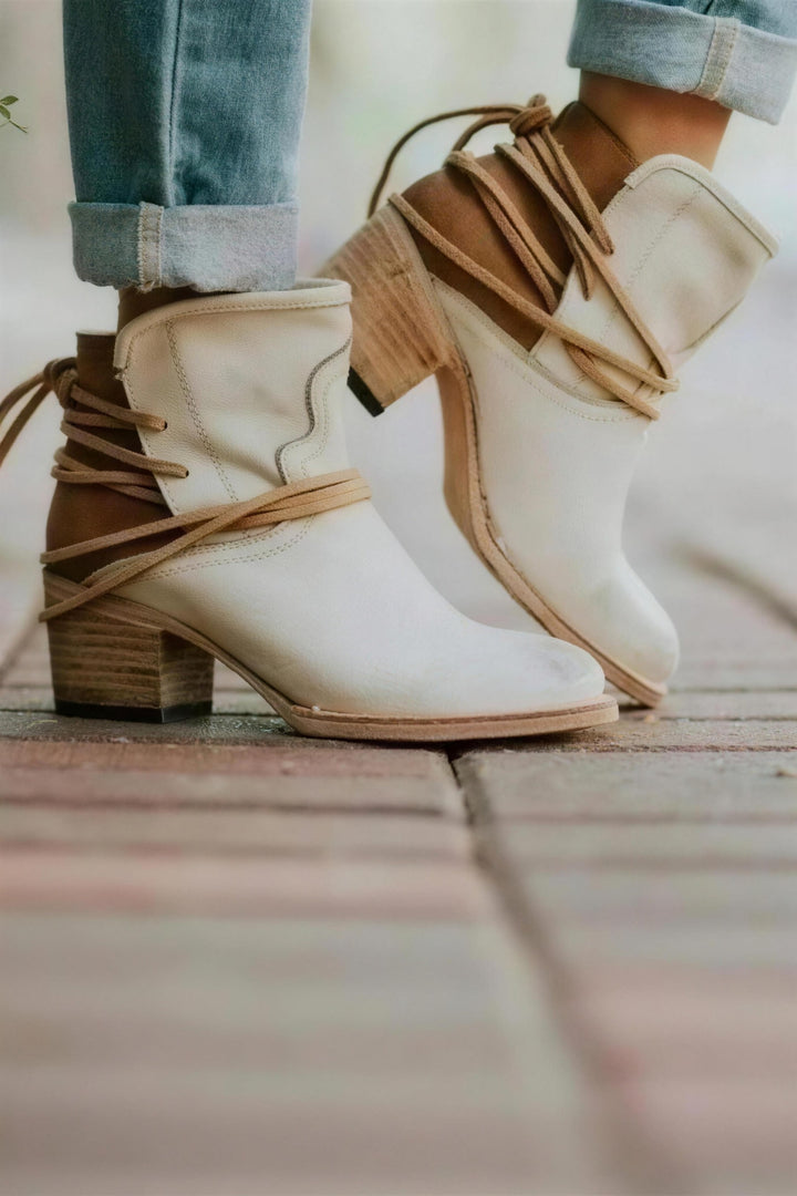 Bottines à talon lacets enroulés crème, vue de face