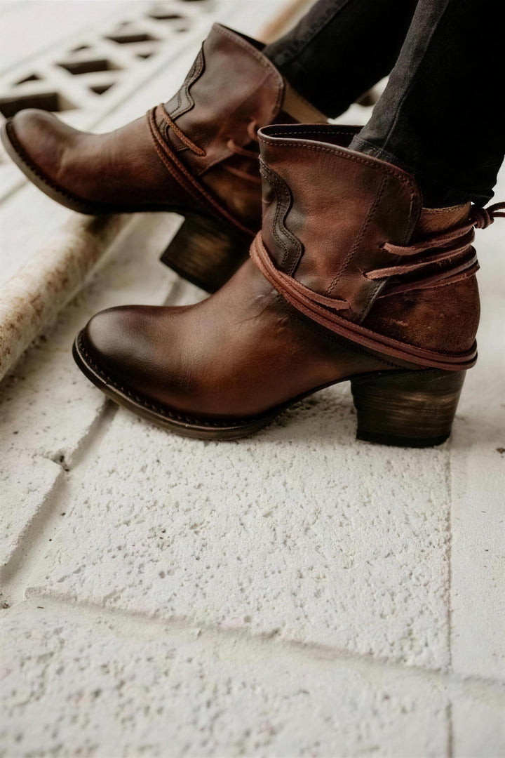 Bottines à talon lacets enroulés marron, vue de face