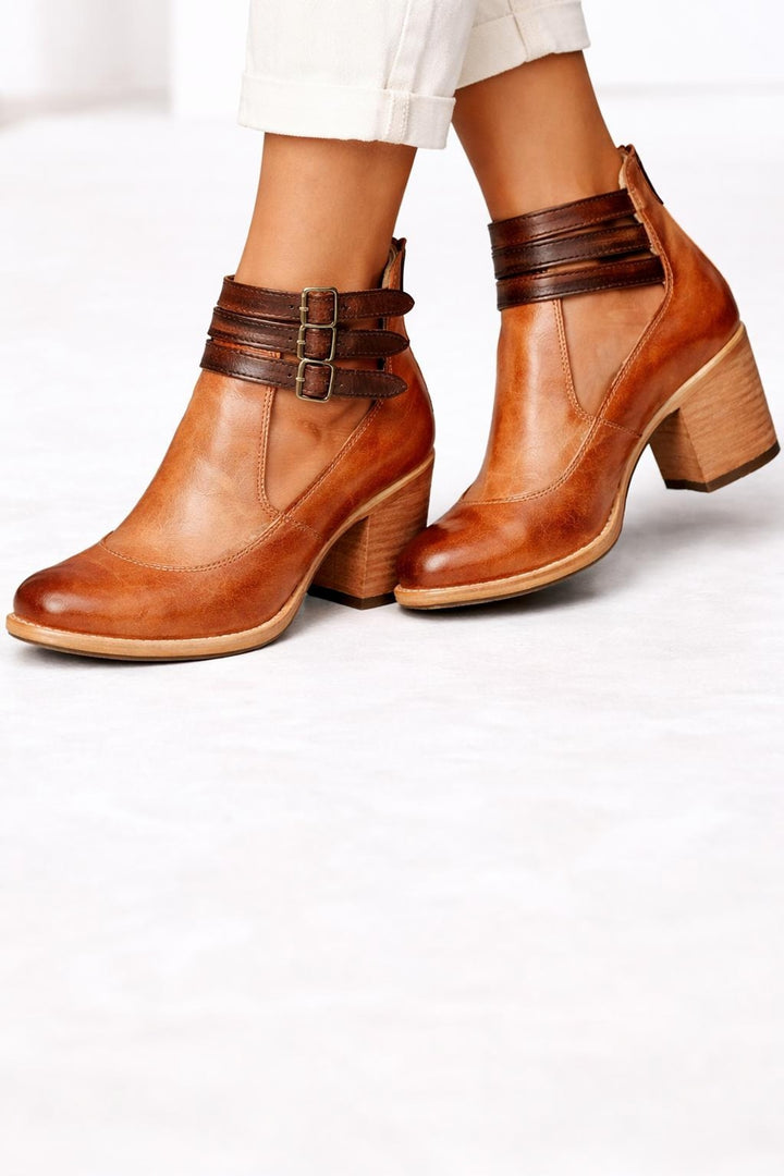 Bottines à talon triple bride cognac, vue de face