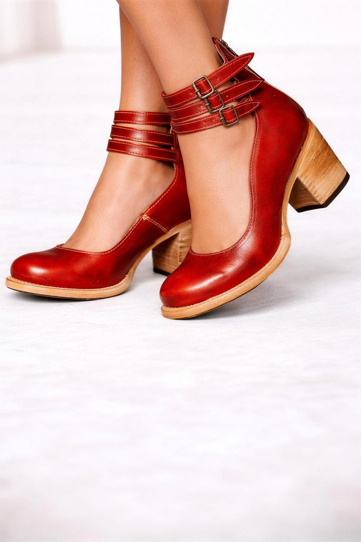 Bottines à talon triple bride rouge, vue de face