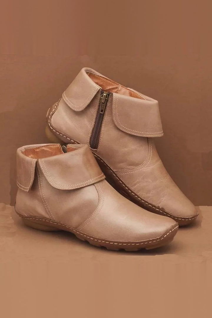 Bottines plates à revers surpiqué beige, vue de face