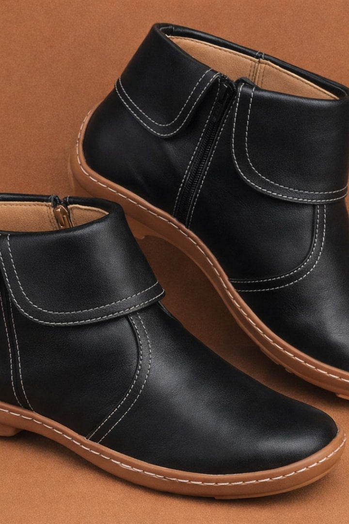 Bottines plates à revers surpiqué noir, vue de face