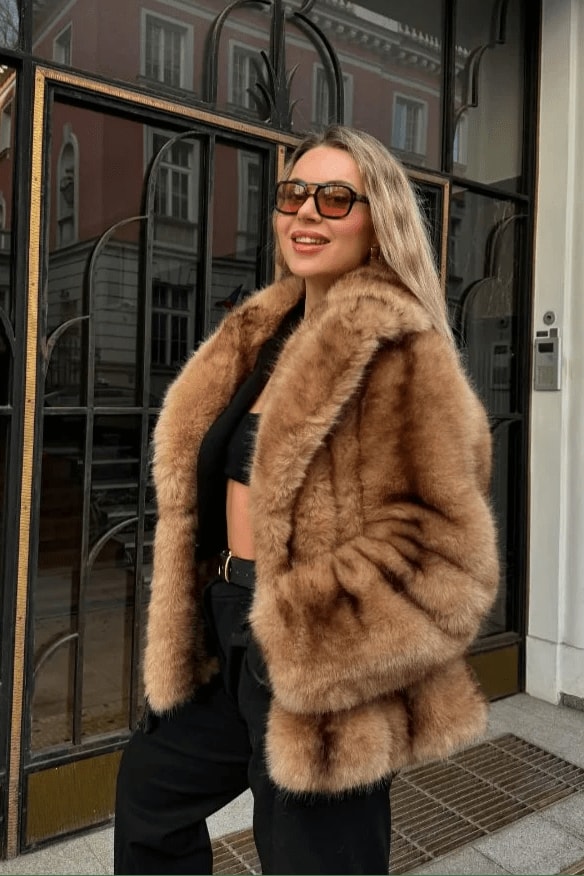 Manteau court fausse fourrure col cranté camel, vue de trois quarts
