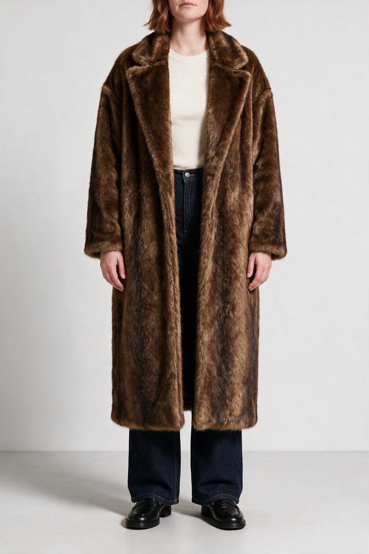 Manteau long fausse fourrure marron, vue de face