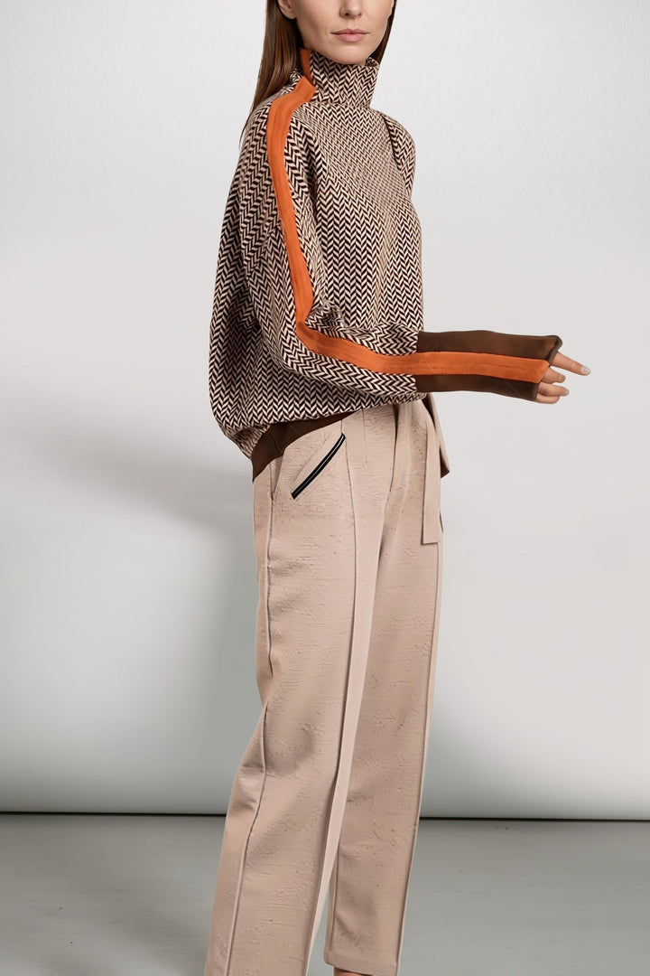 Pull à chevrons bandes contrastées marron et orange, vue de trois quarts