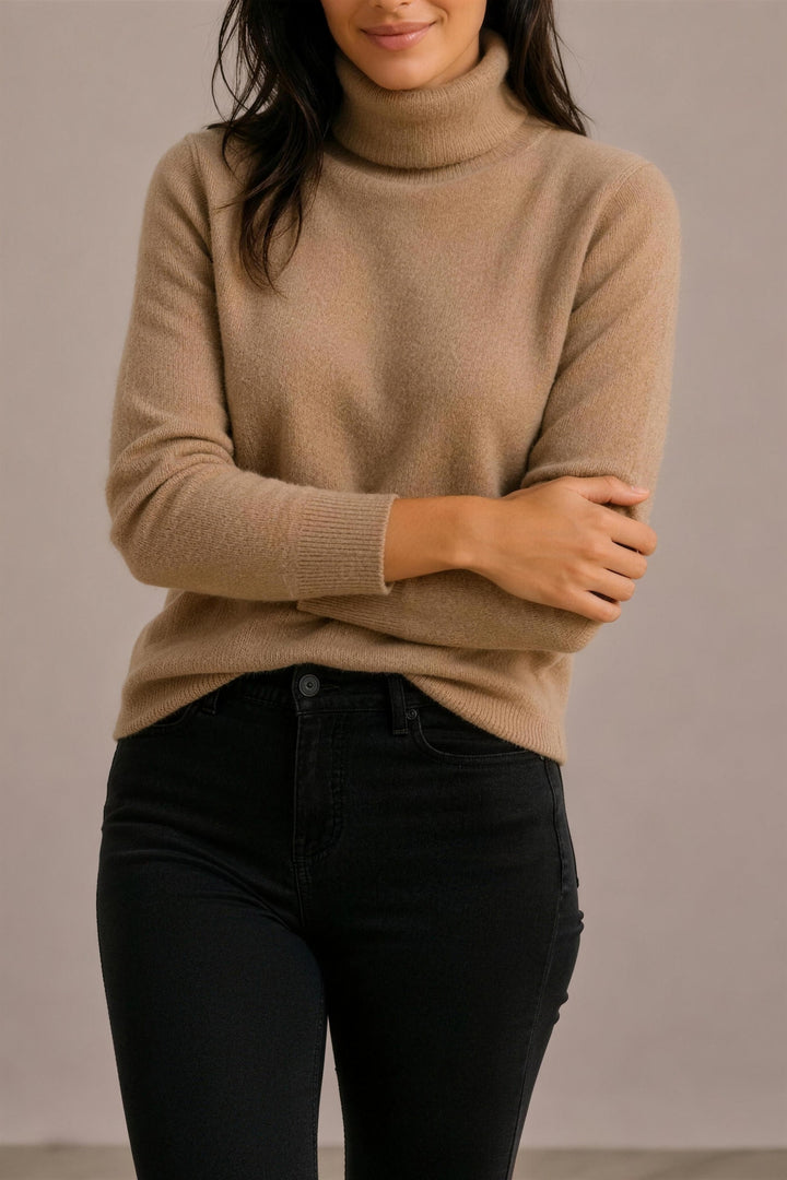 Pull col roulé maille duveteuse beige, vue de face