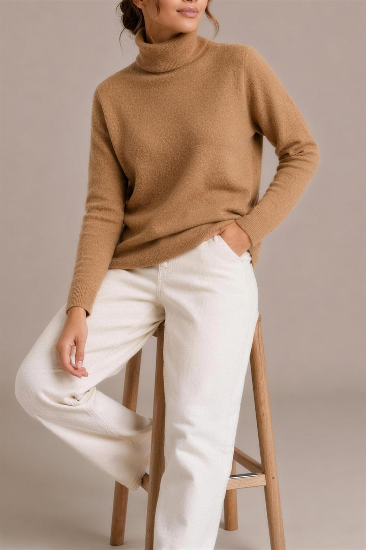 Pull col roulé maille duveteuse camel, vue de face