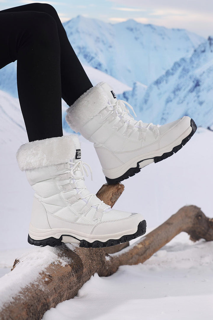 Bottes de neige matelassées à lacets blanc, vue de face