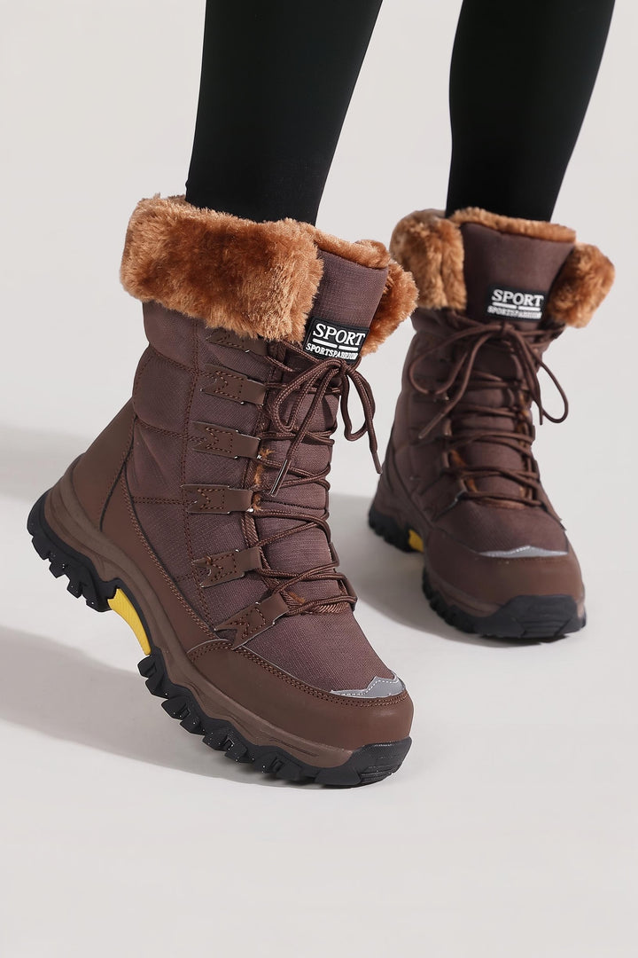 Bottes de neige matelassées à lacets marron, vue de face