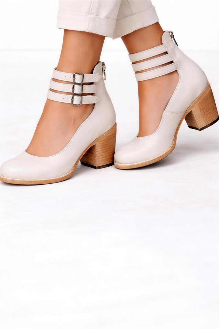 Bottines à talon triple bride blanc cassé, vue de face
