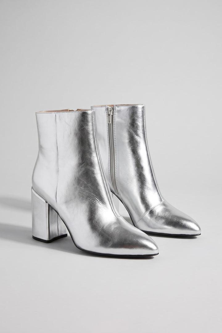 Bottines bout pointu argent, vue de face