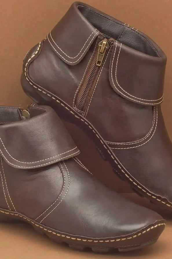 Bottines plates à revers surpiqué marron foncé, vue de face