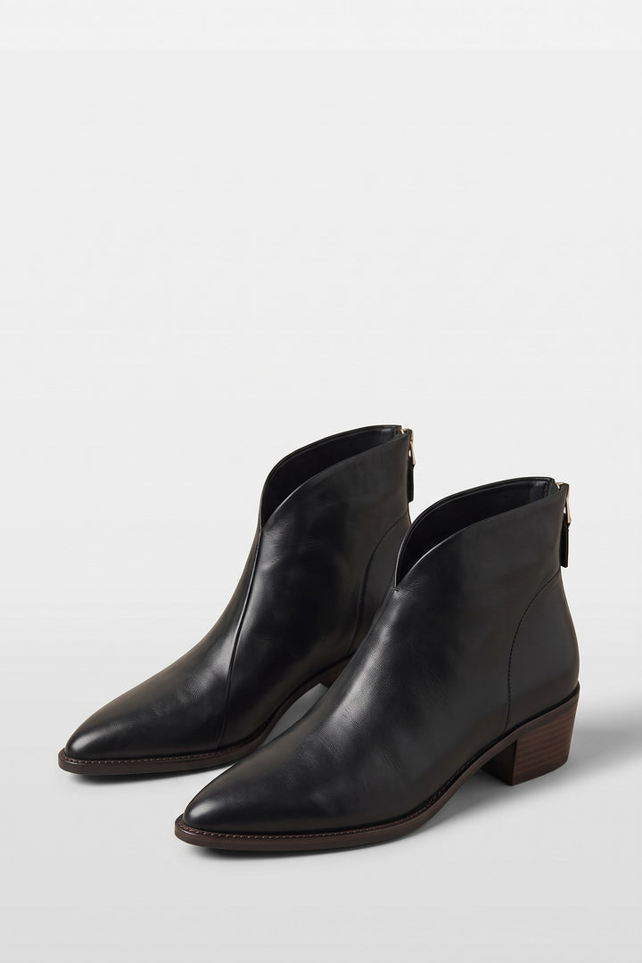 Bottines pointues découpe en V noir, vue de face