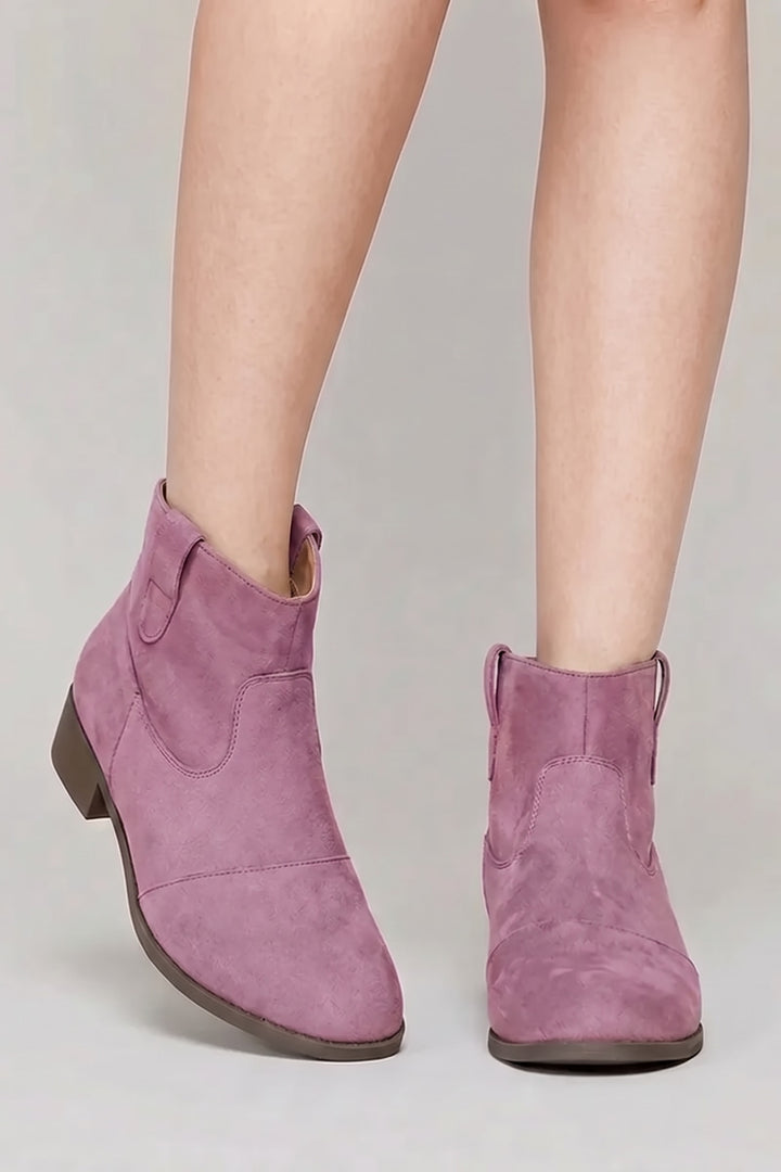 Bottines western effet daim mauve, porté