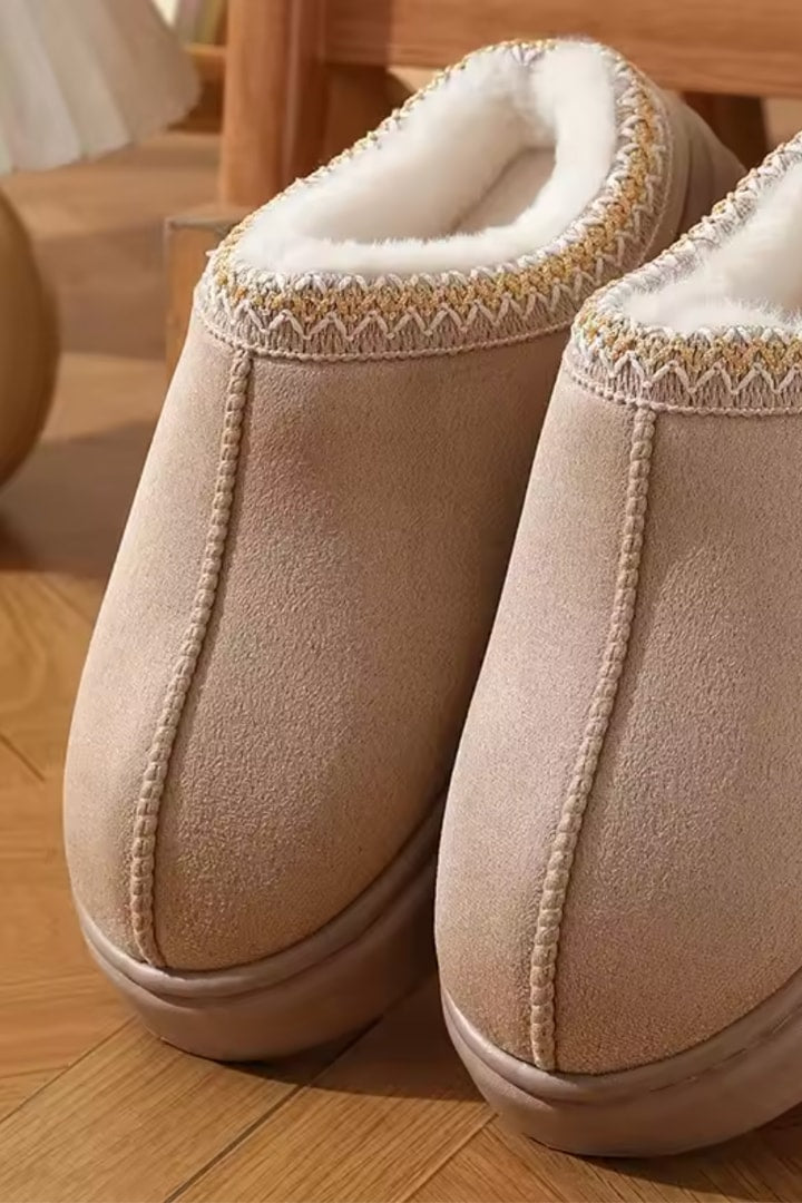 Chaussons fourrés bordure zigzag beige, vue de face