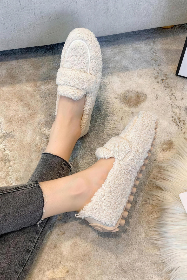 Chaussons mocassins semelle à picots crème, vue de face