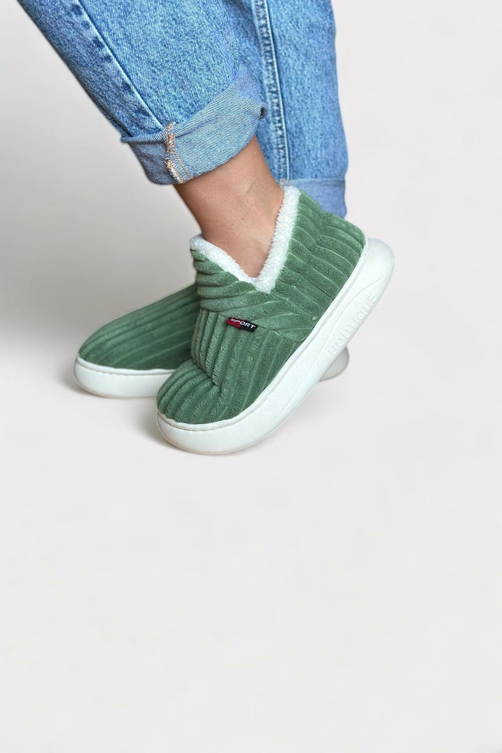 Chaussons montants effet velours côtelé vert sauge, vue de face