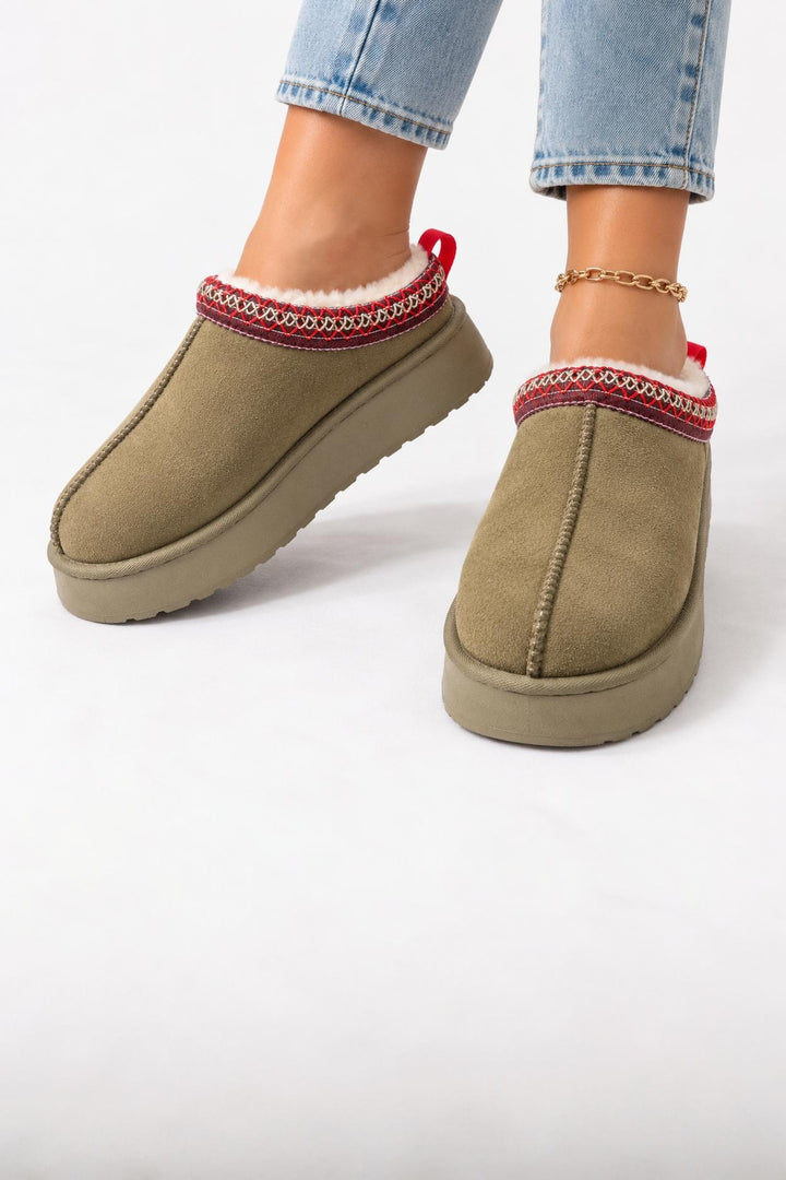 Chaussons plateforme bordure à chevrons kaki, vue de face