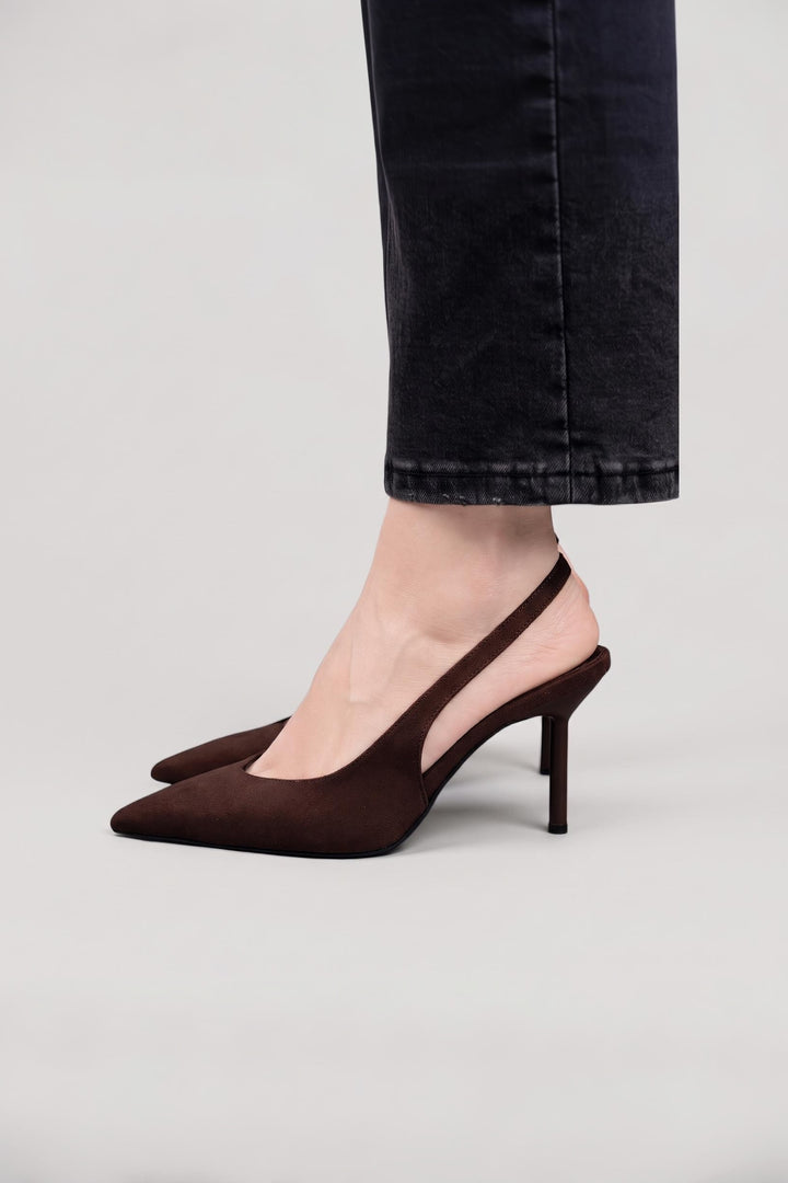Escarpins slingback bout pointu marron, vue de profil