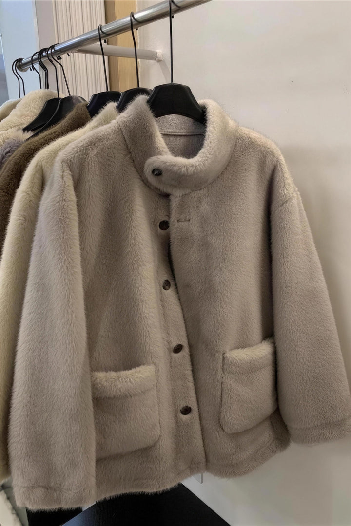 Manteau court fausse fourrure col montant grège, vue à plat
