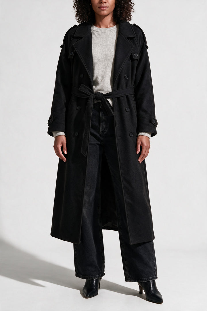 Manteau long croisé ceinturé noir, vue de face