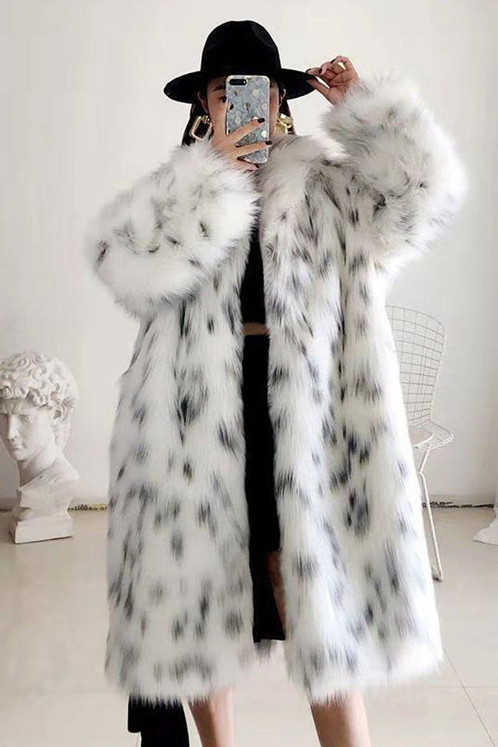 Manteau long fausse fourrure tachetée blanc, vue de face