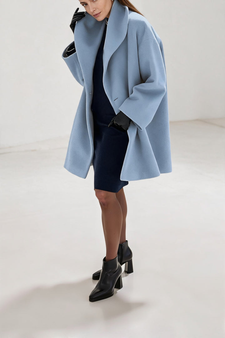 Manteau oversize grand col châle bleu ciel, vue de face