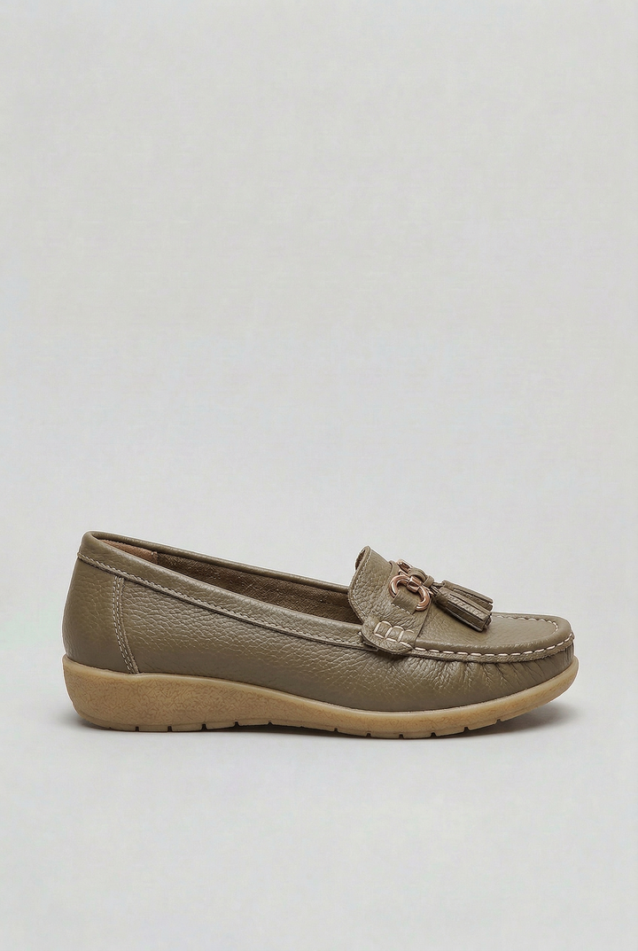 Mocassins à mors et pampilles taupe, vue de profil