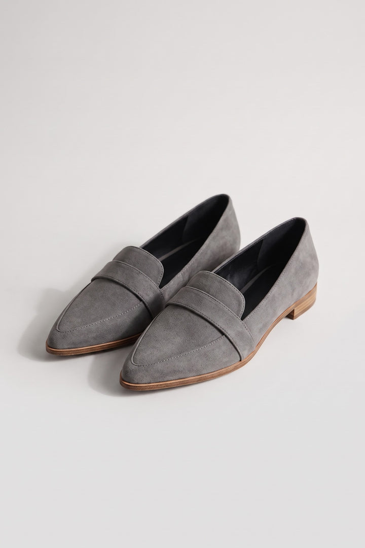 Mocassins pointus effet daim gris, vue de face