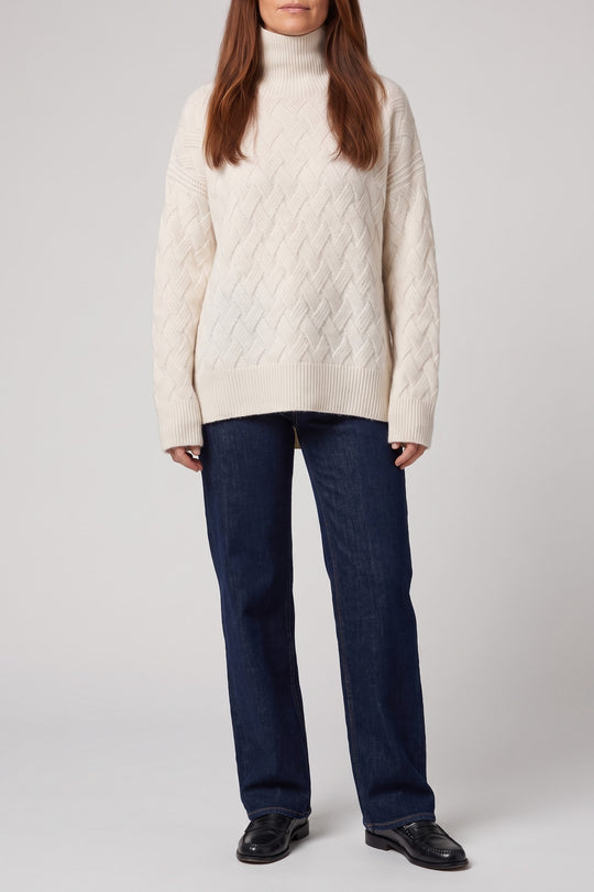Pull col roulé maille tressée crème, vue de face