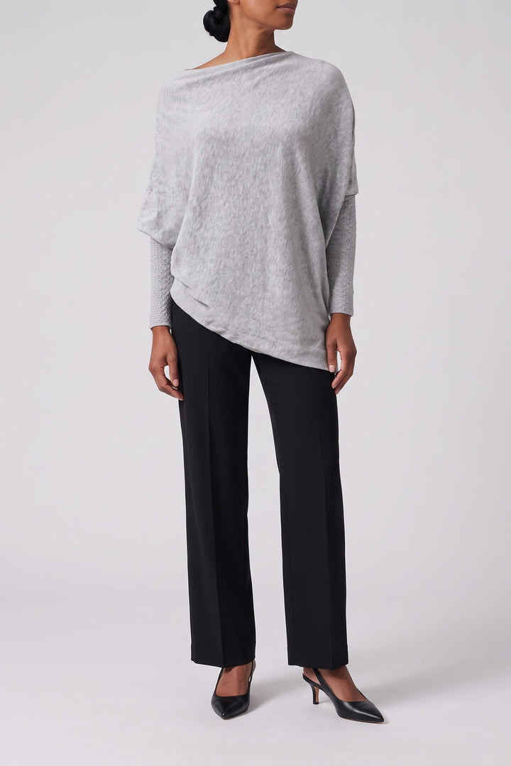 Pull drapé col asymétrique gris clair, vue de face