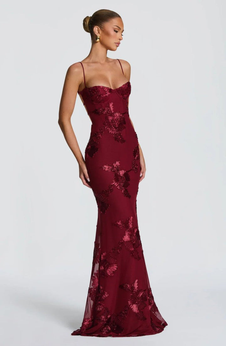 Robe longue dentelle buste balconnet bordeaux, vue de face
